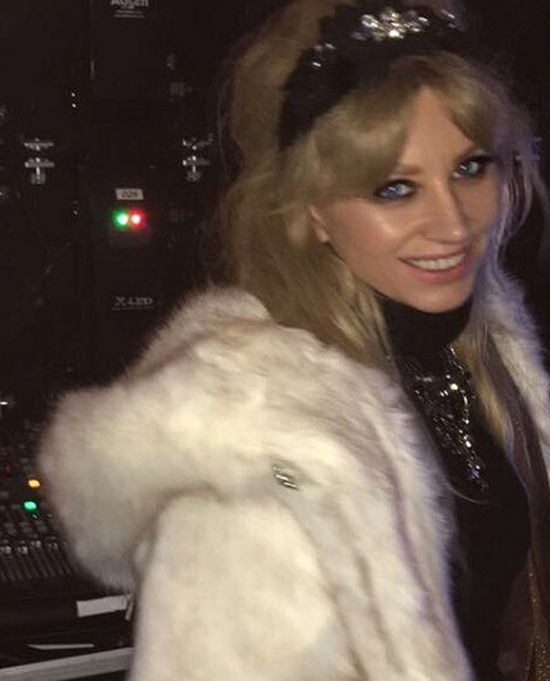 В - 44 Ирина Нельсон гуляла на улице