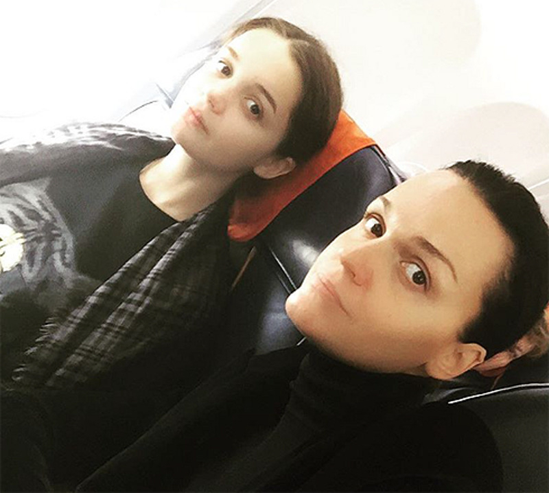 Певица со старшей дочерью Александрой