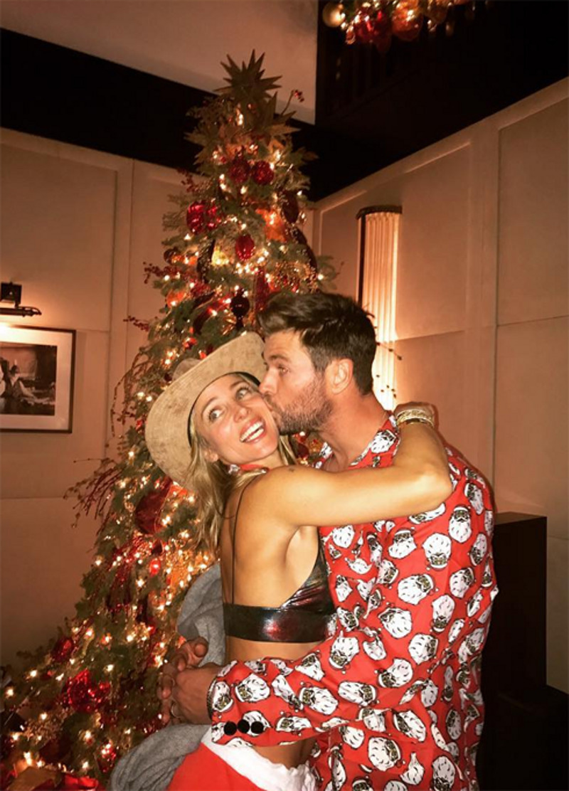 Крис Хемсворт с женой Эльзой Патаки в Рождество
