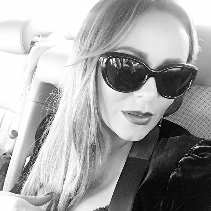 Началова прячет слезы за темными очками