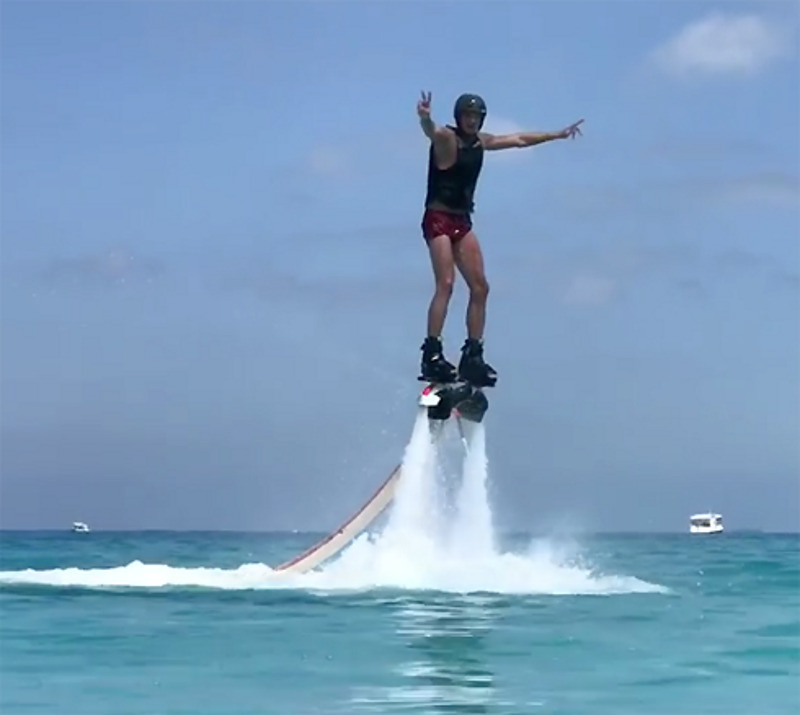 Футболист начал осваивать флайборд