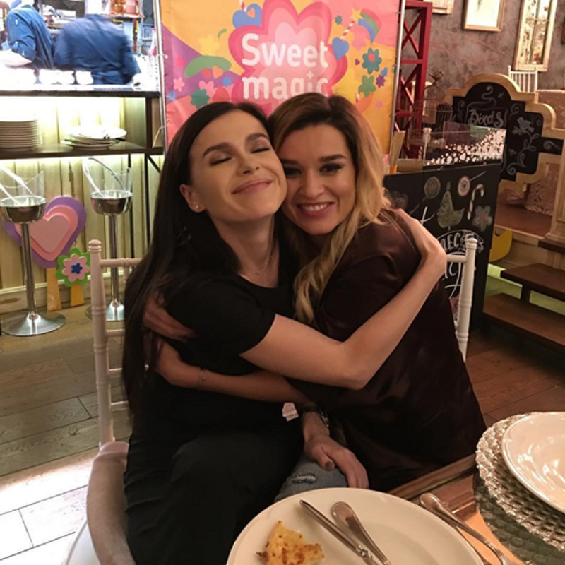 Поздравить маленькую Тею приехала и Лена Темникова