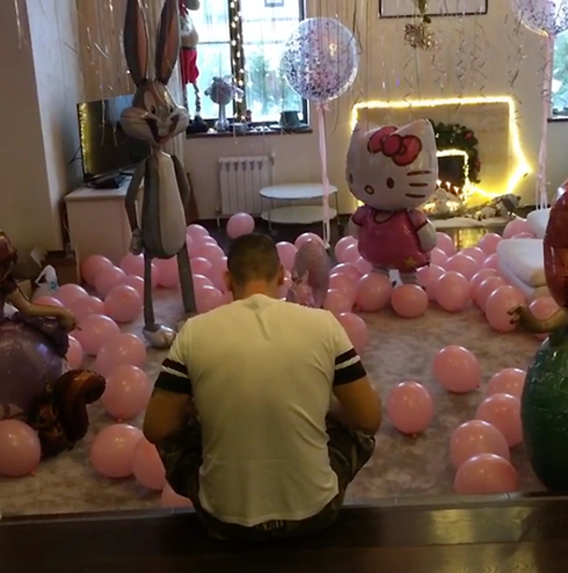Родители украсили комнату Теи множеством воздушных шаров