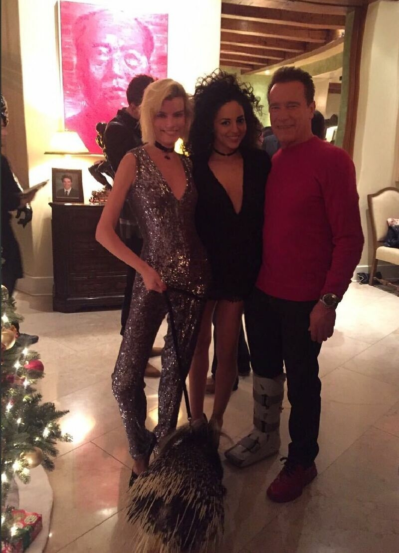 Евгения Кузьмина и Арнольд Шварценеггер с удовольствием фотографировались с дикобразом.