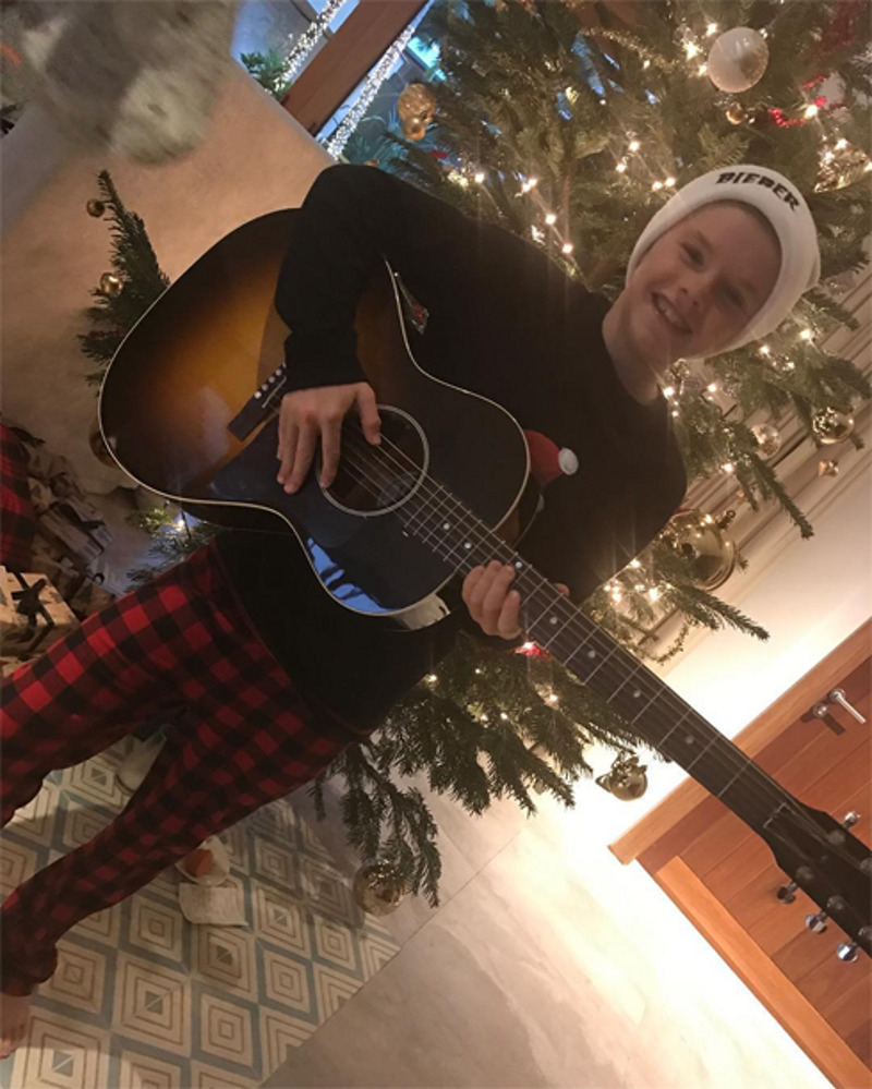 Дэвид и Виктория Бекхэм подарили сыну Крузу гитару