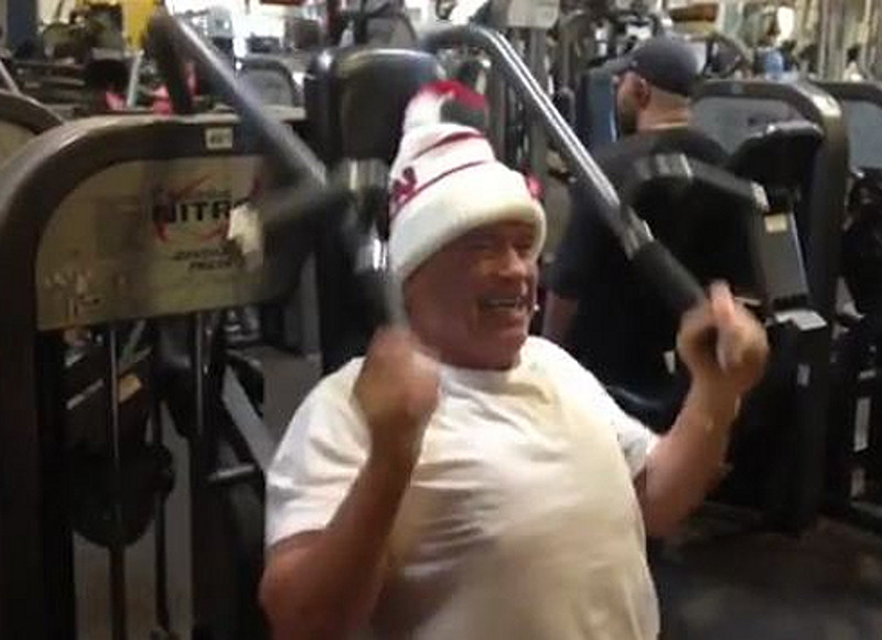 Даже в праздник Арни не отказался от занятий в спортзале