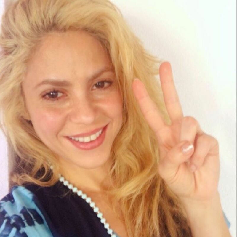 Шакира хороша и без макияжа