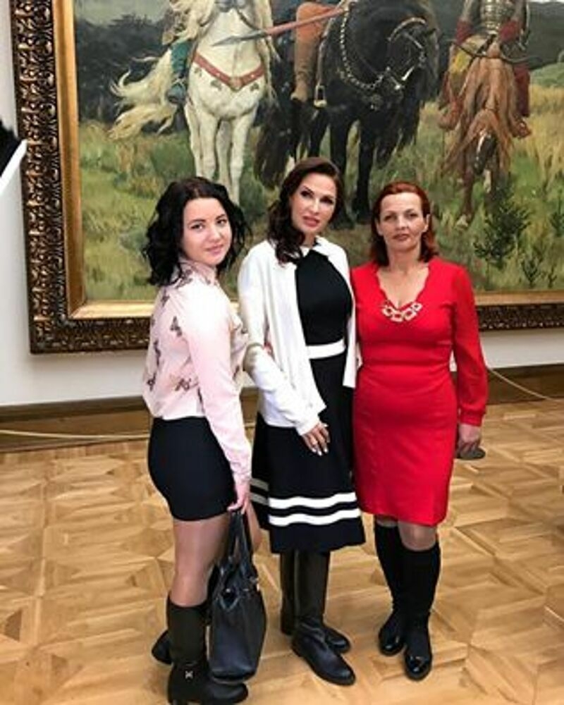 Эвелина Блёданс с сестрой и племянницей в Третьяковке