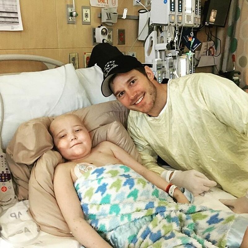 Актер помогает детям