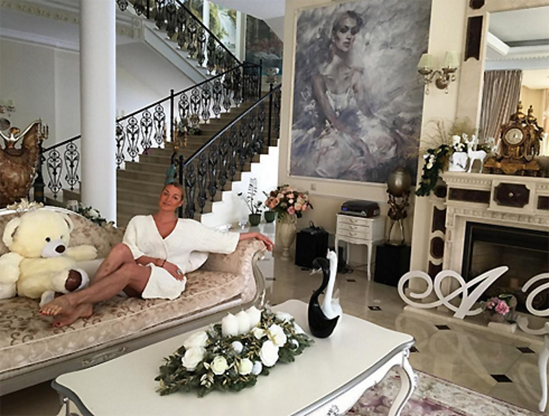 Фанаты уверены, что на этом снимке у Волочковой не побриты ноги