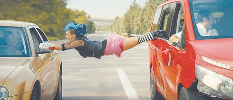 По сценарию, автомобиль с главными героями фильма мчится со скоростью 160 км/ч. Во время съемок машина ехала немного медленнее — 130 км/ч