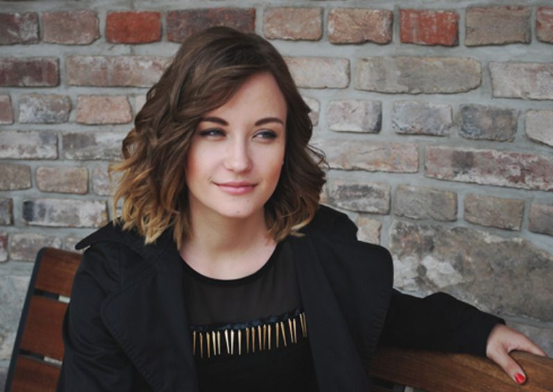 Какую праздничную укладку сделать на волосы средней длины?