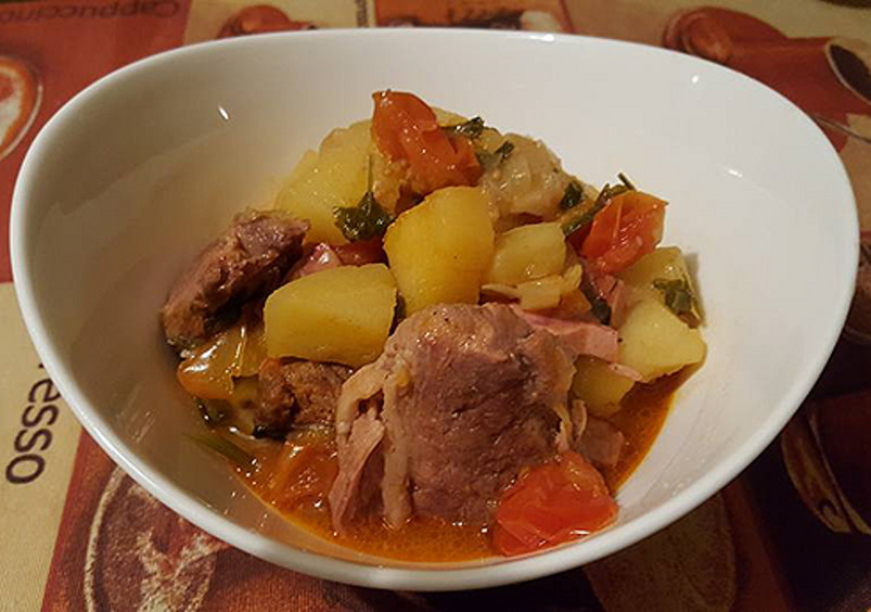 Жаркое из баранины с помидорами черри и копченой паприкой