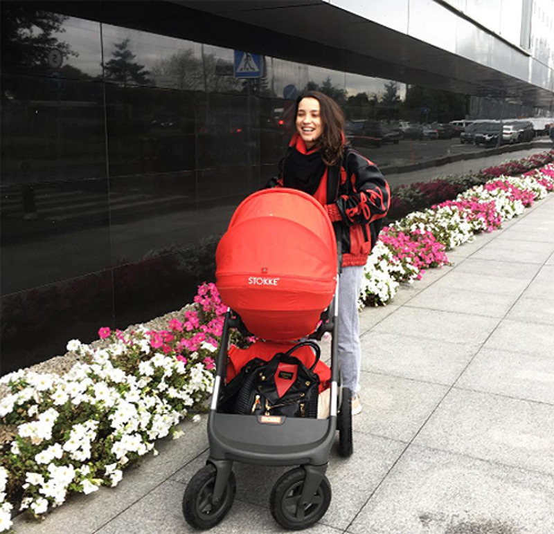 Певица на прогулке с маленькой дочкой