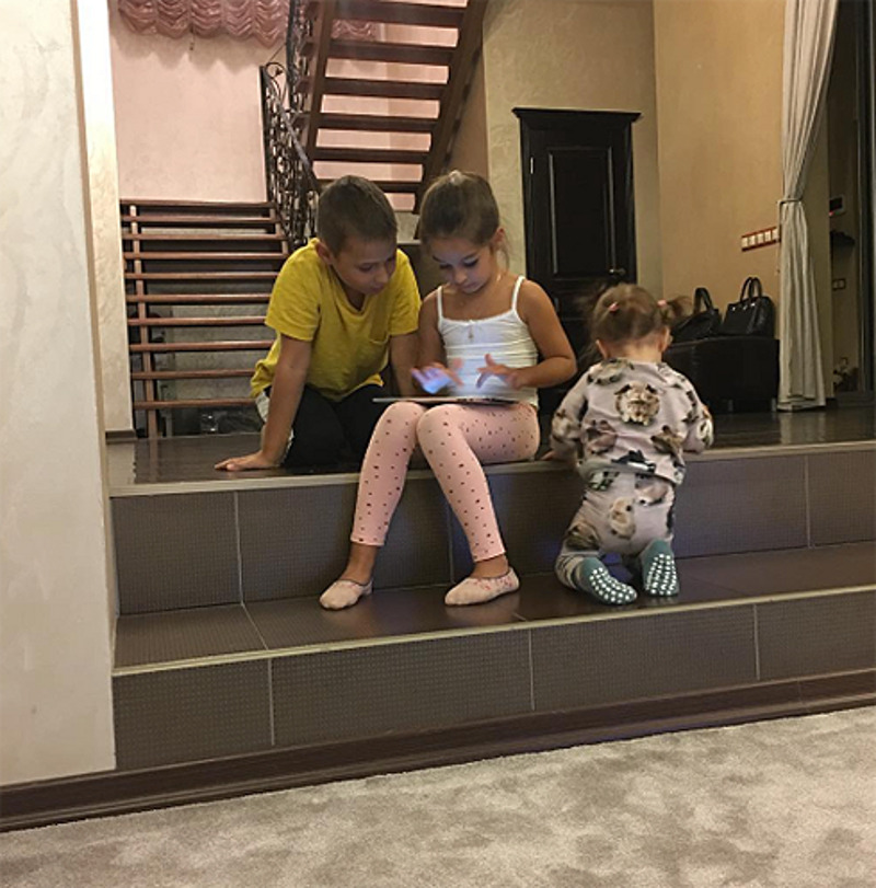 Дети Бородиной: Маруся, Тея и сын Курбана Омар