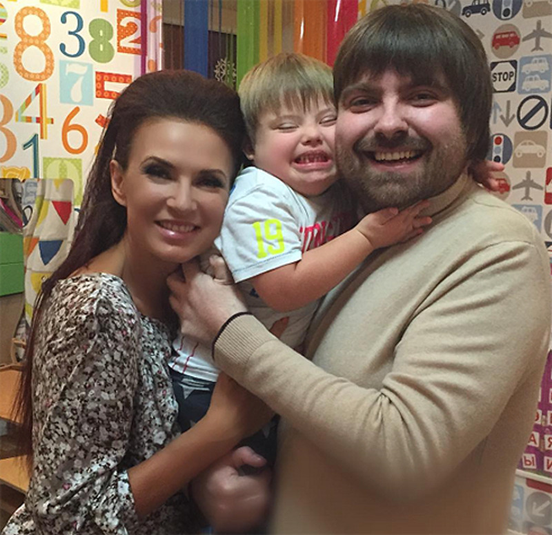 Семейная фотография сделана ровно год назад. Здесь Александр выглядит весьма упитанным