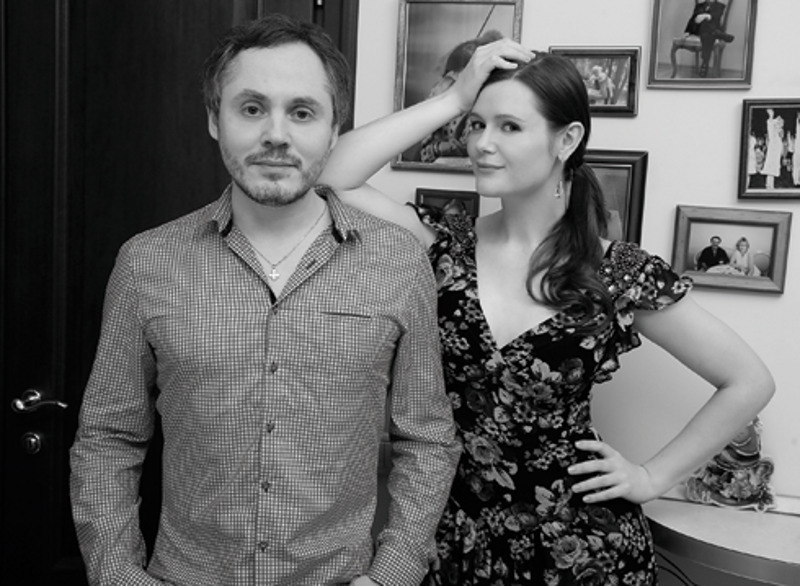 «Его забота может проявиться и сюрпризом, и крупным знаком внимания. А может – и во вкусно накрытом ужине, когда я прихожу домой после съемок», - говорит Даша о муже