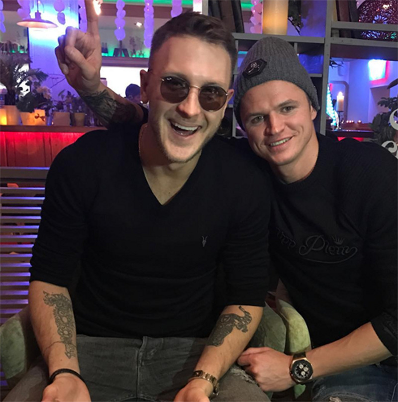 Теперь на правой руке у футболиста другой рисунок