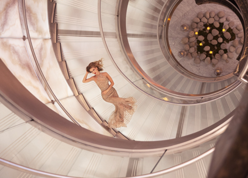 Платье, Diverseshop; серьги, Queensbee; босоножки, stuart weitzman