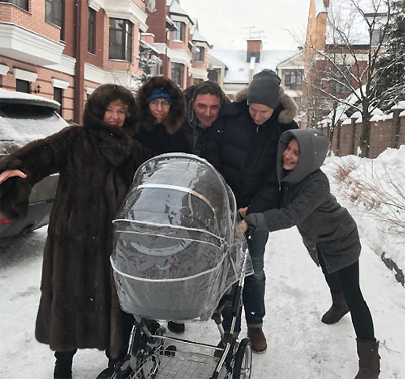  Первая прогулки новорожденного сына Собчак и Виторгана