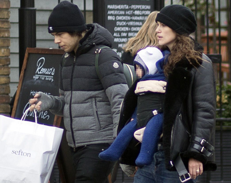 До замужества Кира скрывала свои романтические увлечения. С супругом Джеймсом Райтоном и дочерью Эди