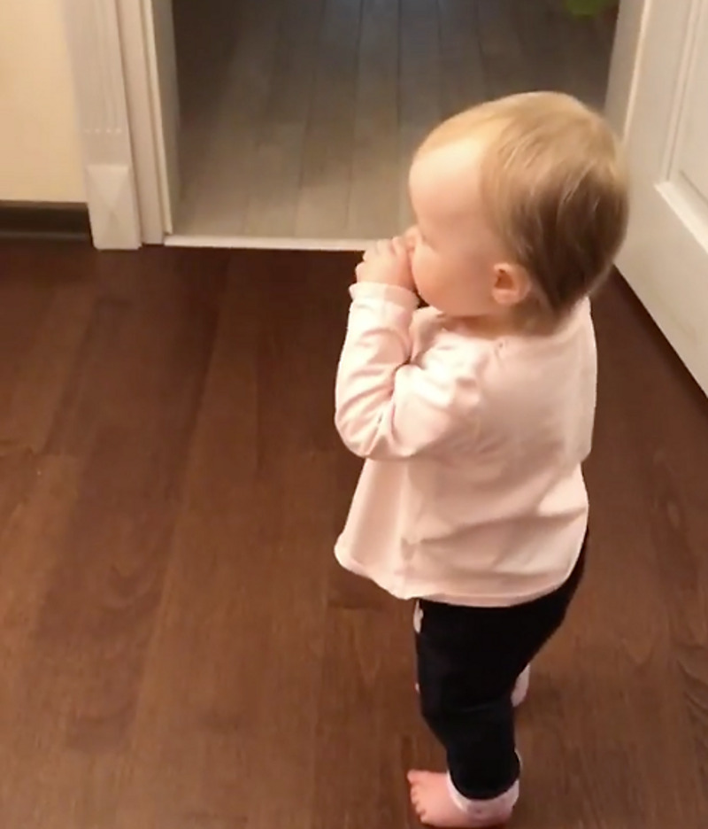 Маленькая Вероника начала ходить