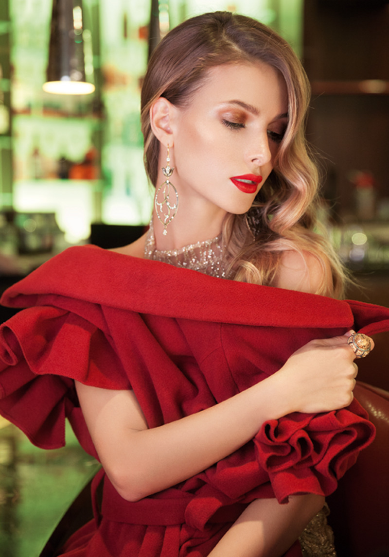 Платье, Diverseshop; серьги и кольцо, все – Queensbee; пальто, WeAnnaBe