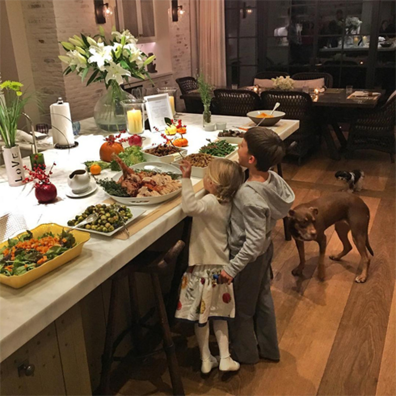 Дети Жизель Бундхен около праздничного стола
