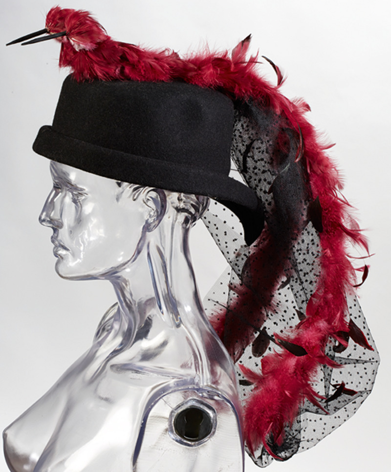 Вуаль и перья делают модель экстравагантной