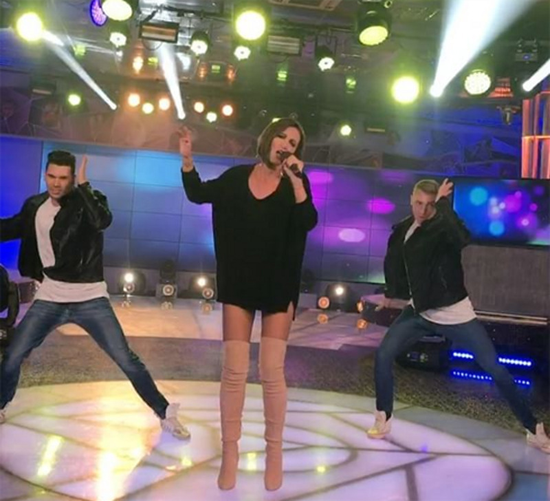 Поклонники решили, что начинающая певица забыла надеть юбку