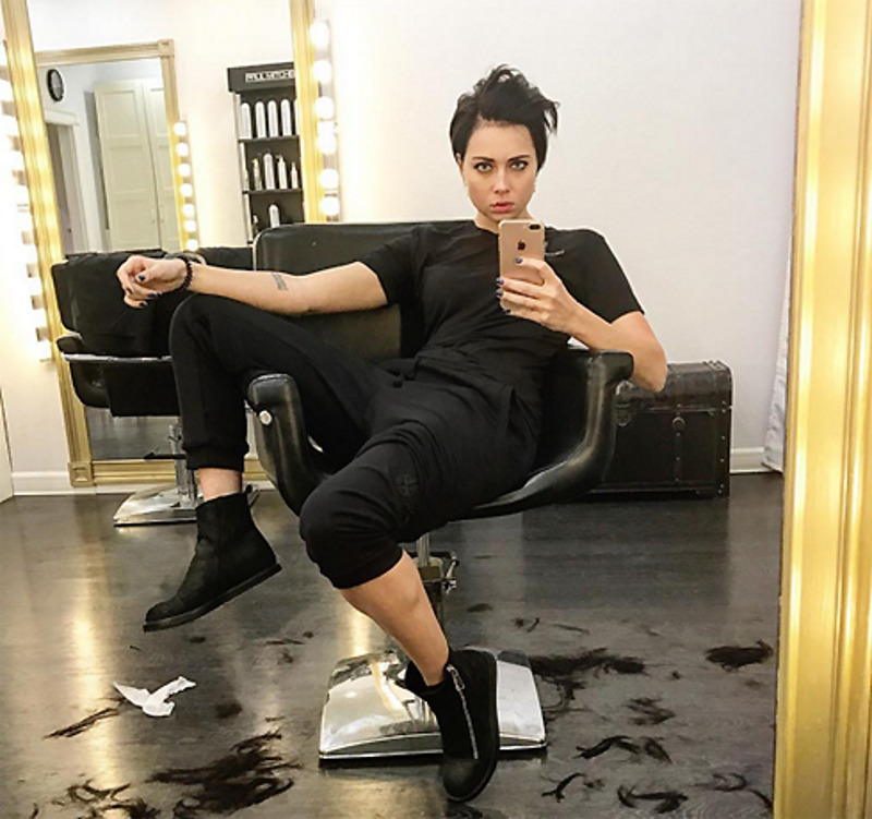 Сначала Настасья Самбурская сделала очень короткую стрижку