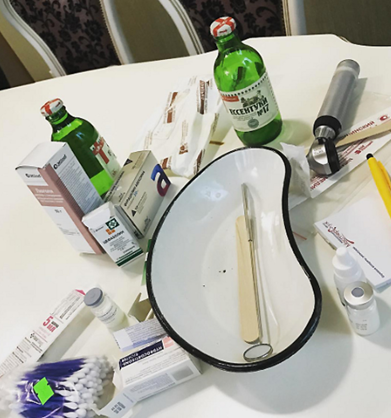 Елена пыталась перенести болезнь на ногах. Снимок сделан еще во время гастролей