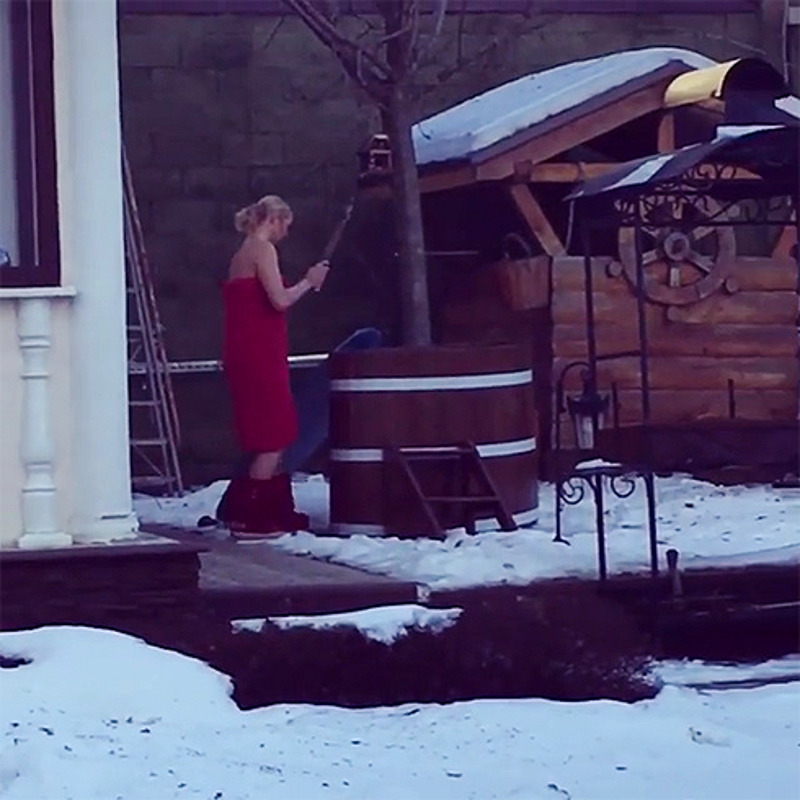 Рубить лед Анастасия решила почти без одежды