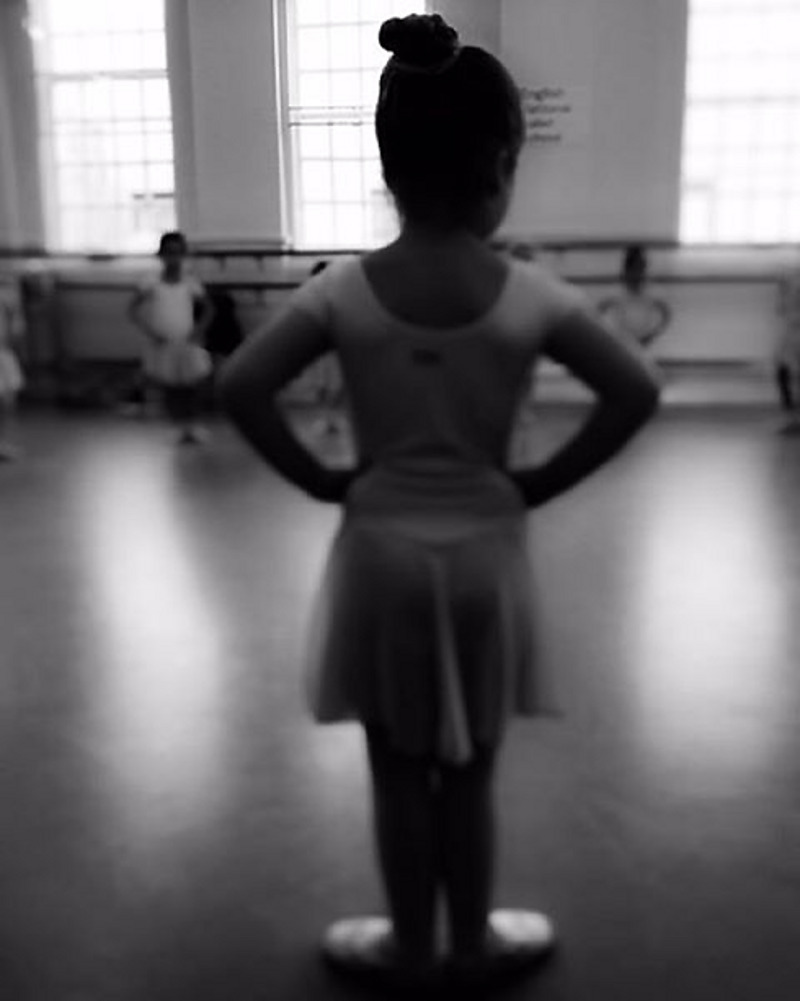 Супруги Бекхэм отдали дочь Харпер в школу Английского национального балета