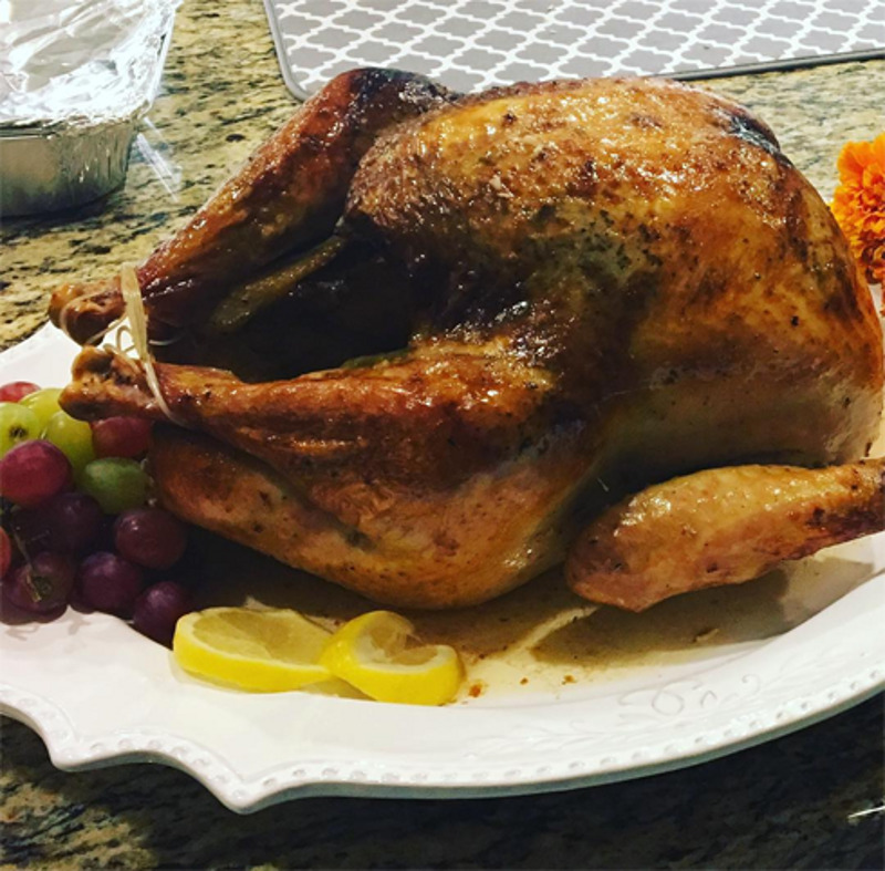 Артистка поделилась снимком индейки, приготовленной ее отцом