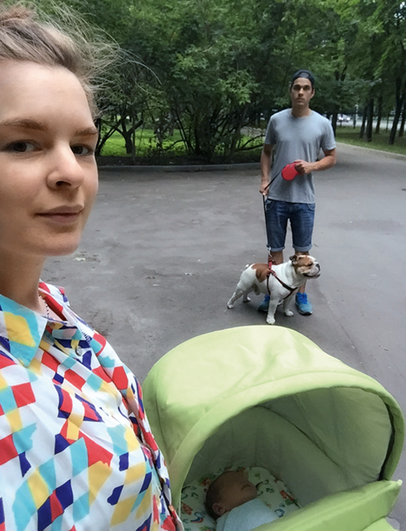 С дочерью Ульяной и мужем, актером Константином Белошапкой