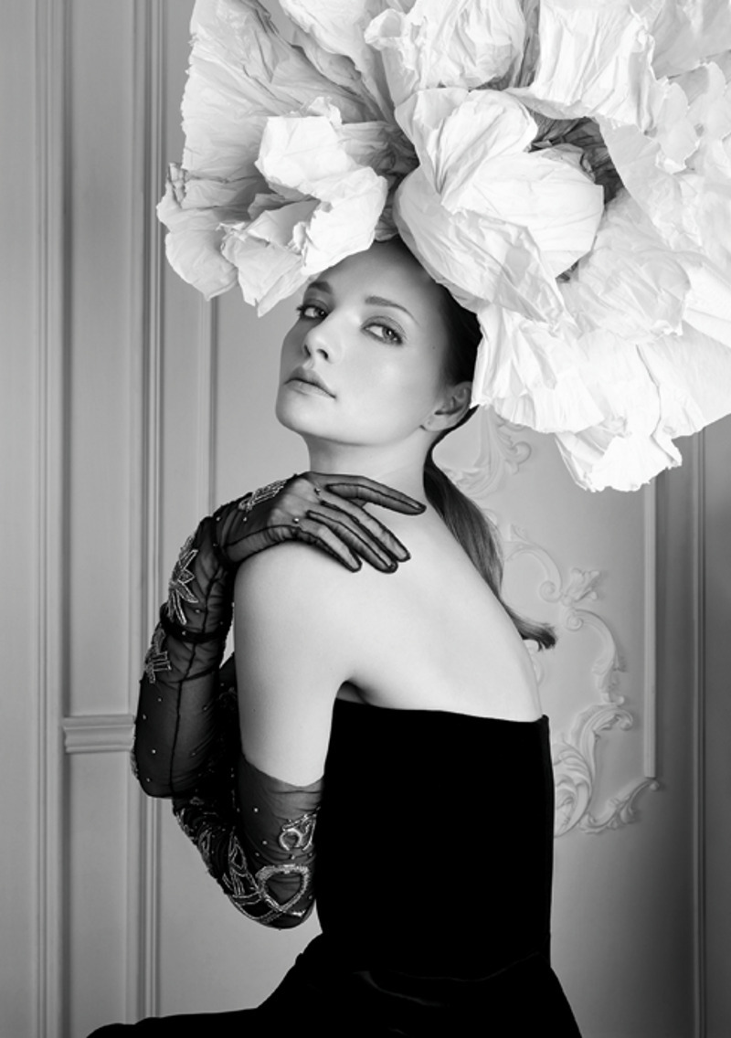 Платье, коллекция «Небесная сфера» Demi couturе, Diana Gazaryan; перчатки, Ma Ya; декоративный элемент на голову, мастерская декора и флористики «Цветы на Чердаке»