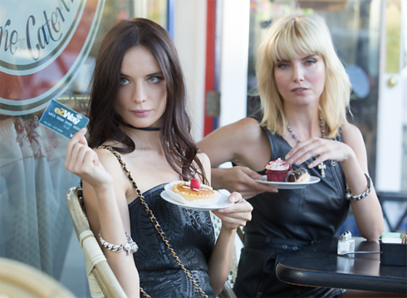 Евгения Кузнецова (справа) и Кира Дихтяр сыграли в новом фильме с Орландо Блумом и Робертом Де Ниро девушек легкого поведения