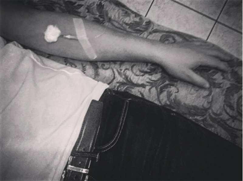 Актер под капельницей 