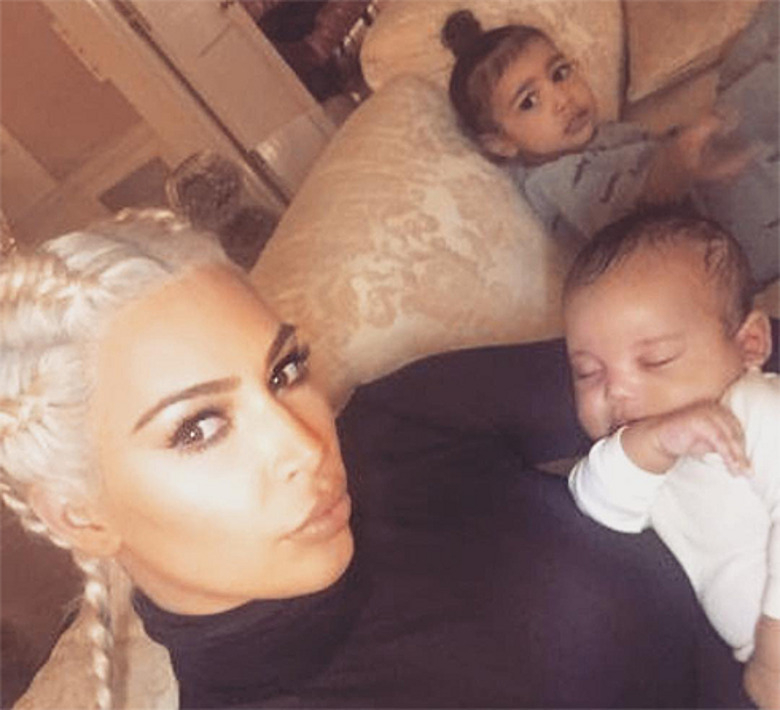 Ким Кардашьян с дочкой Норт и сыном Сэйнтом