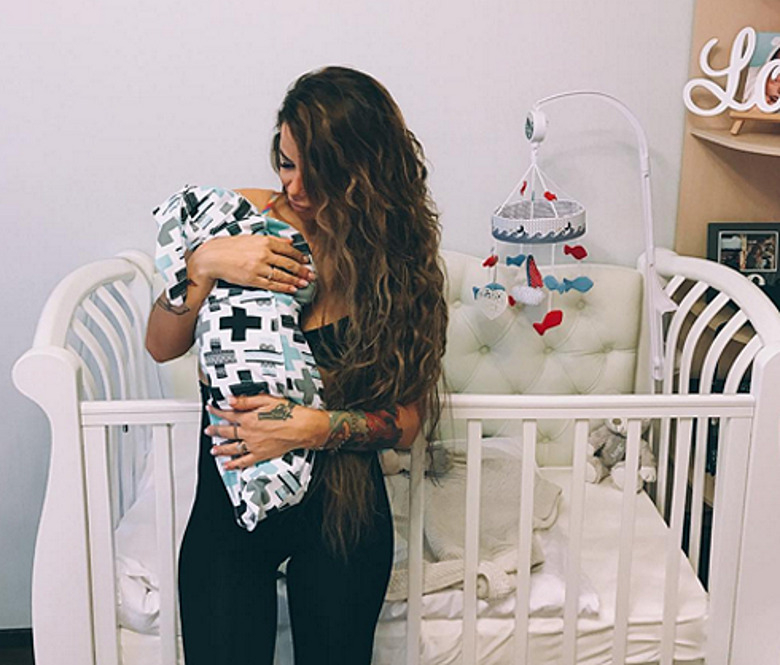 Айза Долматова с младшим сыном