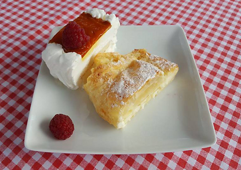 Слоеный рулет с творожно-лимонной начинкой