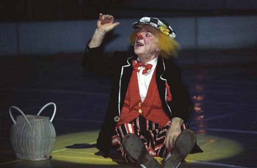 Олег Попов. КАДР ИЗ ФИЛЬМА "СОЛНЦЕ В АВОСЬКЕ"