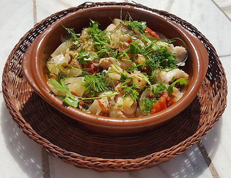 Рыба с помидорами, лимоном и белым вином