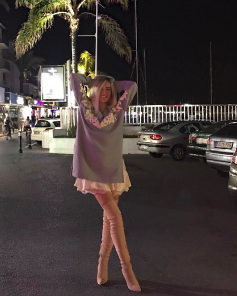 Вот такие фото себя - цветущей и улыбающейся - публикует Ольга у себя в микроблоге