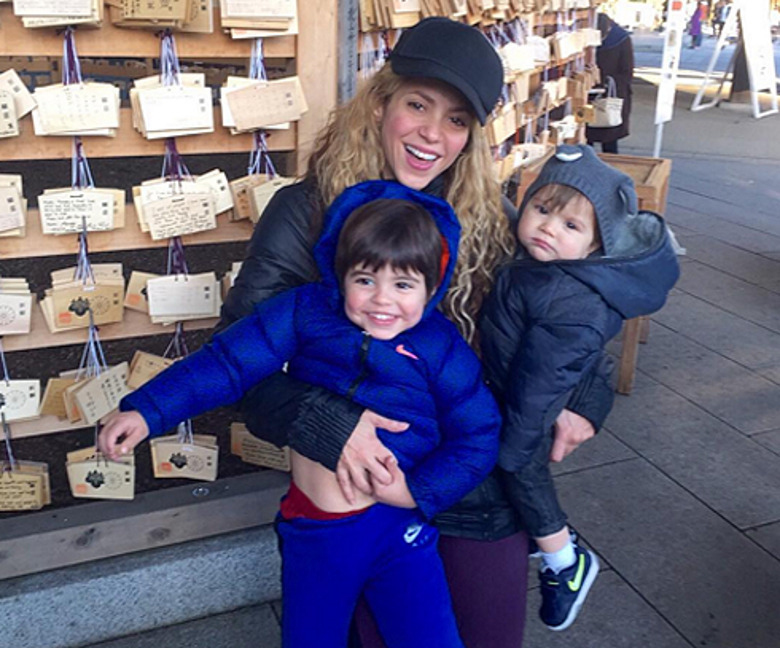 Шакира с детьми