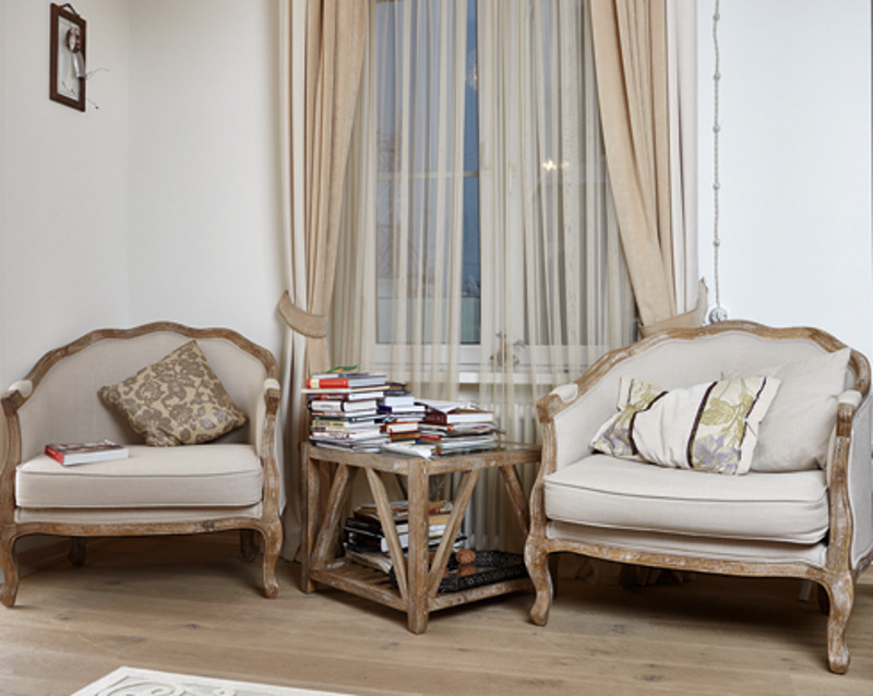 Магазин, где продается мебель «под старину», Тишману посоветовала певица Зара