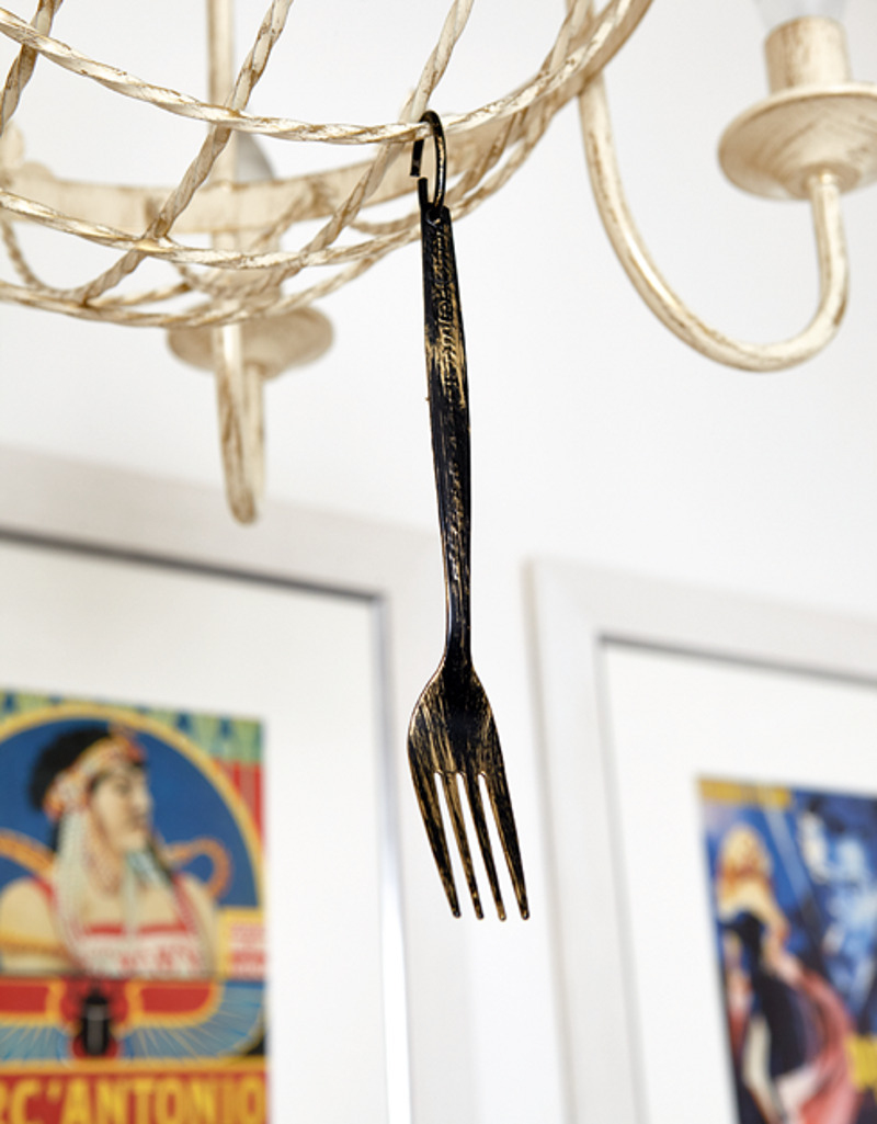 Дизайном жилья занимался сам хозяин на пару с другом-архитектором. Вилка - элемент небрежности