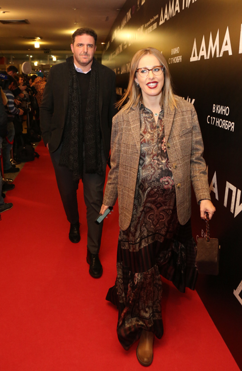 Глубоко беременная Ксения Собчак появилась на премьере в кинотеатре