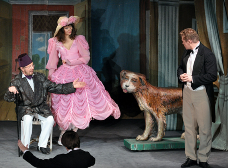 В спектакле «А чой-то ты во фраке» Директоренко пришлось и петь, и исполнять балетные па